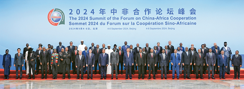2024年9月5日上午,國(guó)家主席習(xí)近平在北京人民大會(huì)堂出席中非合作論壇北京峰會(huì)開(kāi)幕式并發(fā)表主旨講話。這是開(kāi)幕式前,習(xí)近平同出席峰會(huì)的外方領(lǐng)導(dǎo)人集體合影。 新華社記者 饒愛(ài)民/攝