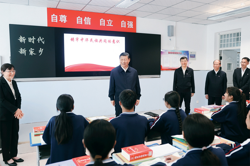 2024年6月18日至19日,中共中央總書記、國(guó)家主席、中央軍委主席習(xí)近平在青海考察。這是18日下午,習(xí)近平在果洛西寧民族中學(xué)高一(1)班觀摩“新時(shí)代、新家鄉(xiāng)”主題思政課。 新華社記者 鞠鵬/攝