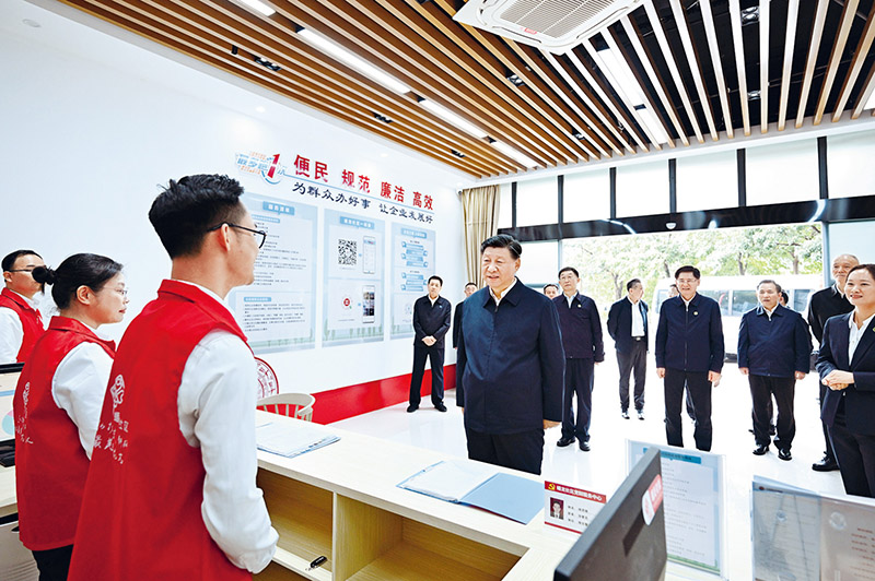 2023年12月14日至15日,中共中央總書記、國家主席、中央軍委主席習近平在廣西考察。這是14日上午,習近平在南寧市良慶區蟠龍社區黨群服務中心考察。 新華社記者 燕雁/攝