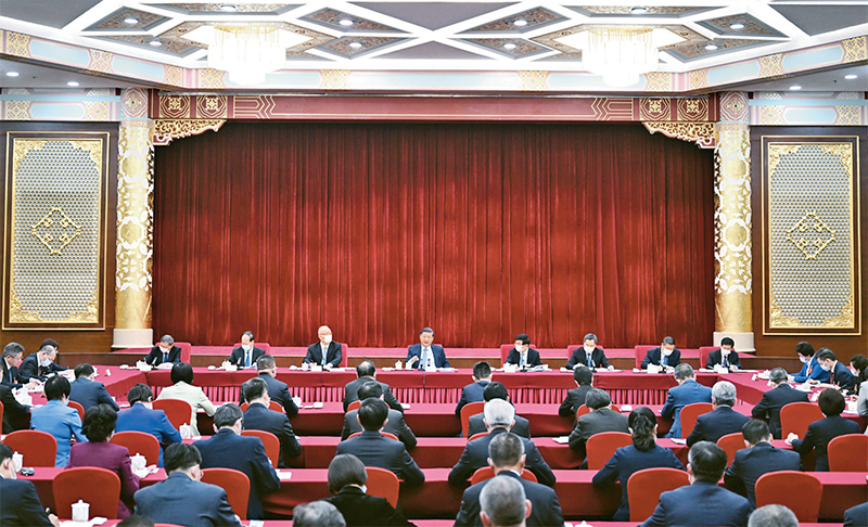 2023年3月6日,中共中央總書記、國家主席、中央軍委主席習近平看望參加全國政協十四屆一次會議的民建、工商聯界委員,并參加聯組會,聽取意見和建議。中共中央政治局常委、全國政協十四屆一次會議主席團會議主持人王滬寧,中共中央政治局常委蔡奇、丁薛祥參加看望和討論。 新華社記者 謝環馳/攝