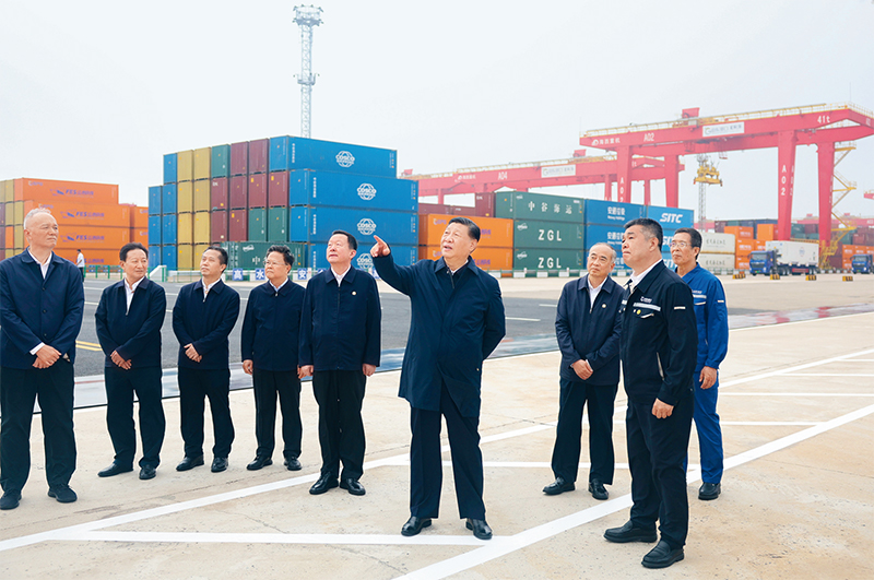 2024年5月22日至24日,中共中央總書記、國家主席、中央軍委主席習近平在山東考察。這是22日下午,習近平在日照港察看全自動化集裝箱碼頭作業場景。 新華社記者 鞠鵬/攝