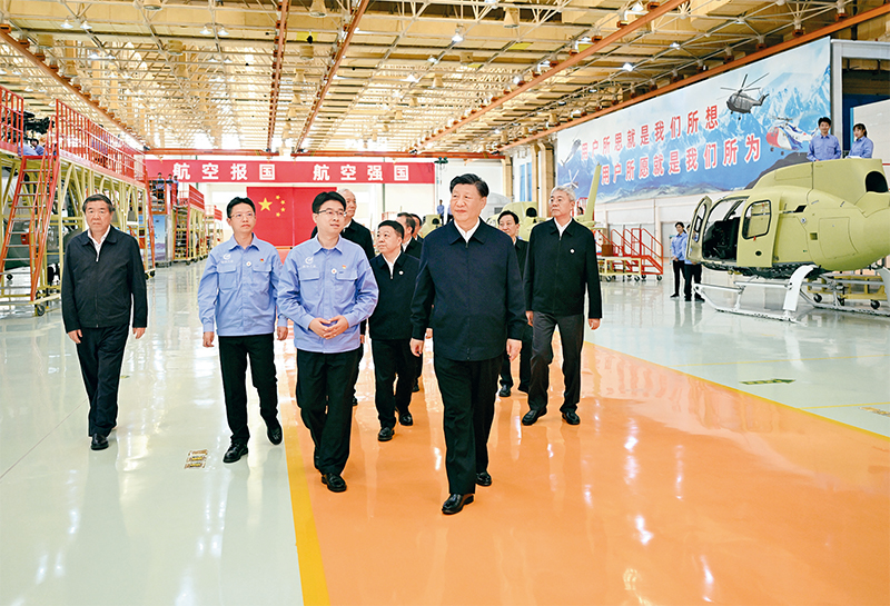 2023年10月10日至13日,中共中央總書記、國家主席、中央軍委主席習(xí)近平在江西考察。這是11日上午,習(xí)近平在景德鎮(zhèn)市昌河飛機工業(yè)(集團)有限公司考察。 新華社記者 燕雁/攝