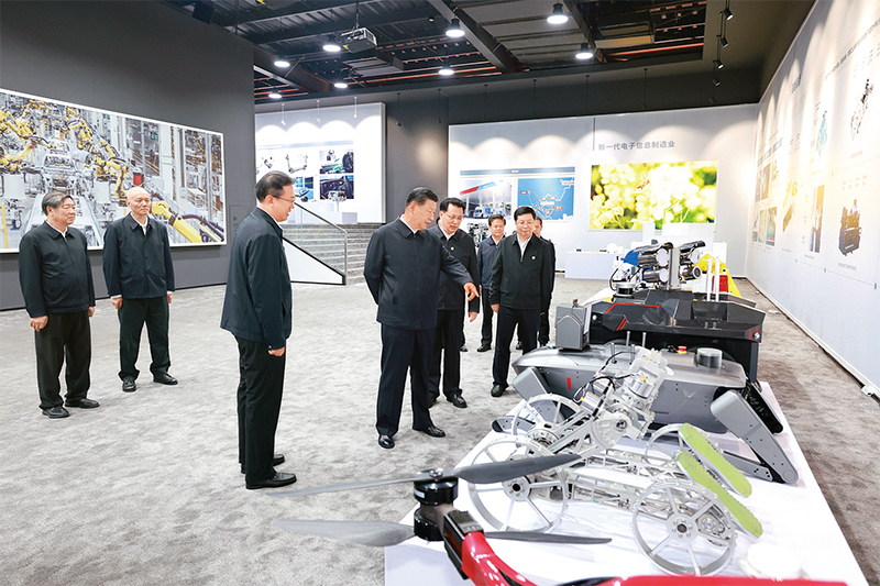 2024年4月22日至24日,中共中央總書記、國家主席、中央軍委主席習(xí)近平在重慶考察。這是22日下午,習(xí)近平參觀重慶科技創(chuàng)新和產(chǎn)業(yè)發(fā)展成果展示。 新華社記者 王曄/攝